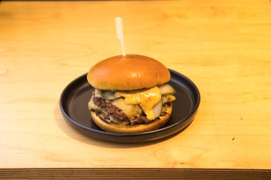 Yeni hazırlanmış yemek / yemek bir restoranda servis edilecek.