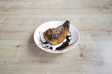 Yeni hazırlanmış yemek / yemek bir restoranda servis edilecek.