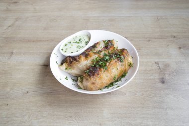 Yeni hazırlanmış yemek / yemek bir restoranda servis edilecek.