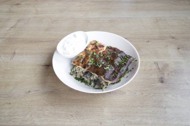 Yeni hazırlanmış yemek / yemek bir restoranda servis edilecek.