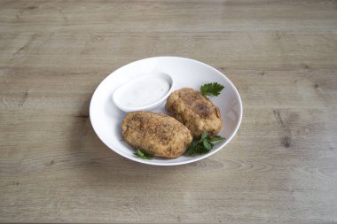 Yeni hazırlanmış yemek / yemek bir restoranda servis edilecek.