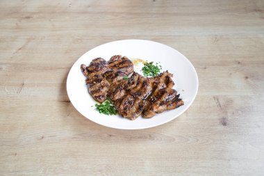 Yeni hazırlanmış yemek / yemek bir restoranda servis edilecek.