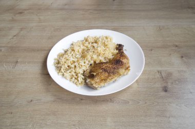 Yeni hazırlanmış yemek / yemek bir restoranda servis edilecek.