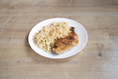Yeni hazırlanmış yemek / yemek bir restoranda servis edilecek.