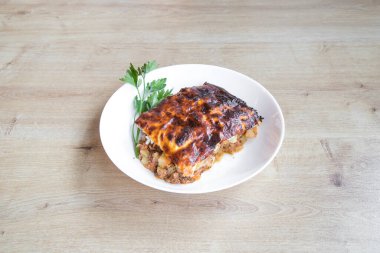 Yeni hazırlanmış yemek / yemek bir restoranda servis edilecek.