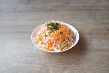 Yeni hazırlanmış yemek / yemek bir restoranda servis edilecek.