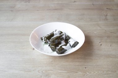 Yeni hazırlanmış yemek / yemek bir restoranda servis edilecek.