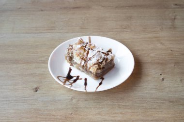 Yeni hazırlanmış yemek / yemek bir restoranda servis edilecek.