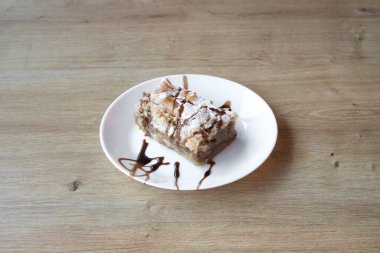 Yeni hazırlanmış yemek / yemek bir restoranda servis edilecek.