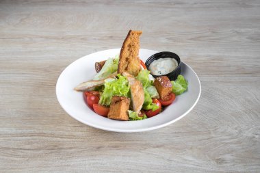 Yeni hazırlanmış yemek / yemek bir restoranda servis edilecek.