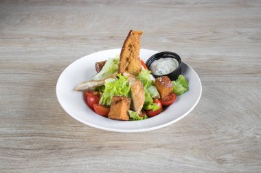 Yeni hazırlanmış yemek / yemek bir restoranda servis edilecek.