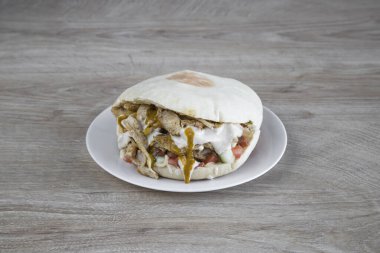 Yeni hazırlanmış yemek / yemek bir restoranda servis edilecek.