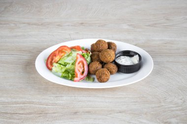 Yeni hazırlanmış yemek / yemek bir restoranda servis edilecek.