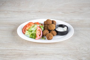 Yeni hazırlanmış yemek / yemek bir restoranda servis edilecek.