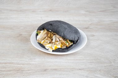 Yeni hazırlanmış yemek / yemek bir restoranda servis edilecek.