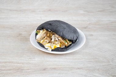 Yeni hazırlanmış yemek / yemek bir restoranda servis edilecek.