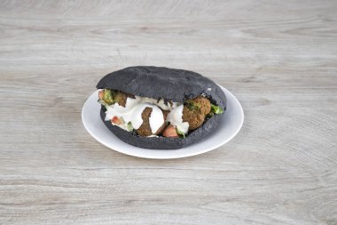Yeni hazırlanmış yemek / yemek bir restoranda servis edilecek.