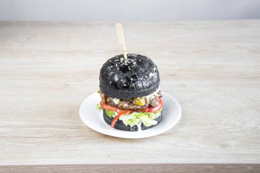 Yeni hazırlanmış yemek / yemek bir restoranda servis edilecek.