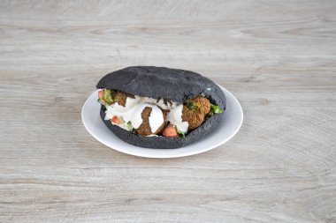 Yeni hazırlanmış yemek / yemek bir restoranda servis edilecek.