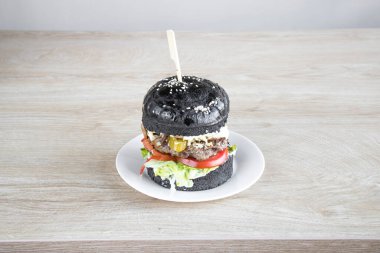 Yeni hazırlanmış yemek / yemek bir restoranda servis edilecek.