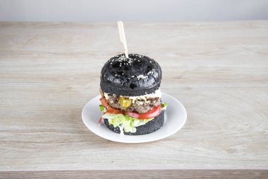 Yeni hazırlanmış yemek / yemek bir restoranda servis edilecek.