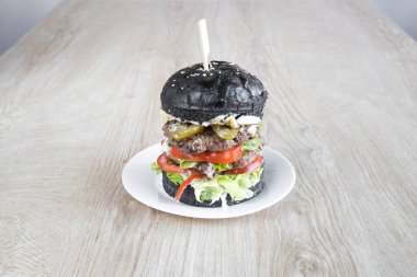 Yeni hazırlanmış yemek / yemek bir restoranda servis edilecek.