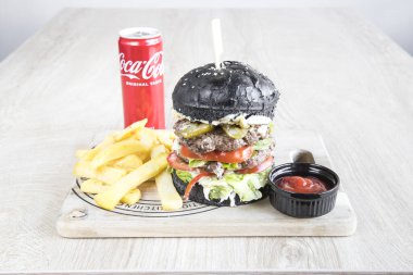 Yeni hazırlanmış yemek / yemek bir restoranda servis edilecek.