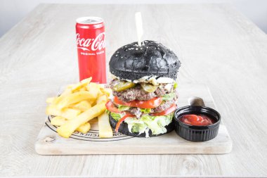 Yeni hazırlanmış yemek / yemek bir restoranda servis edilecek.