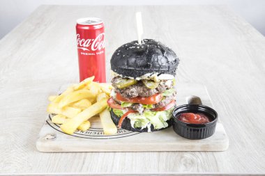 Yeni hazırlanmış yemek / yemek bir restoranda servis edilecek.