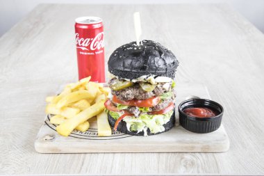 Yeni hazırlanmış yemek / yemek bir restoranda servis edilecek.