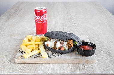 Yeni hazırlanmış yemek / yemek bir restoranda servis edilecek.