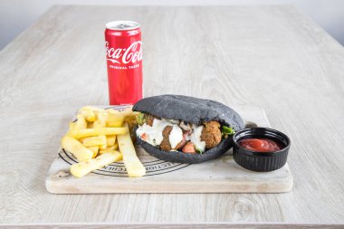 Yeni hazırlanmış yemek / yemek bir restoranda servis edilecek.