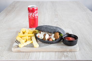 Yeni hazırlanmış yemek / yemek bir restoranda servis edilecek.