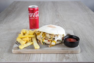 Yeni hazırlanmış yemek / yemek bir restoranda servis edilecek.