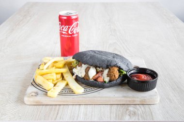 Yeni hazırlanmış yemek / yemek bir restoranda servis edilecek.