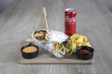 Yeni hazırlanmış yemek / yemek bir restoranda servis edilecek.