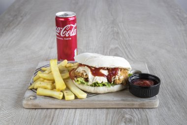 Yeni hazırlanmış yemek / yemek bir restoranda servis edilecek.