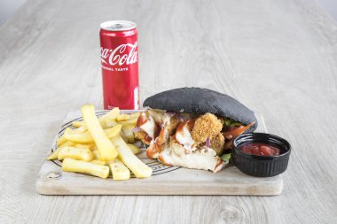 Yeni hazırlanmış yemek / yemek bir restoranda servis edilecek.