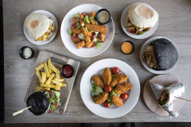 Yeni hazırlanmış yemek / yemek bir restoranda servis edilecek.