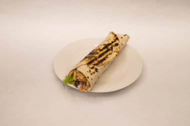 Yeni hazırlanmış yemek / yemek bir restoranda servis edilecek.