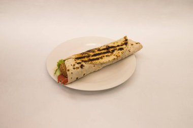 Yeni hazırlanmış yemek / yemek bir restoranda servis edilecek.