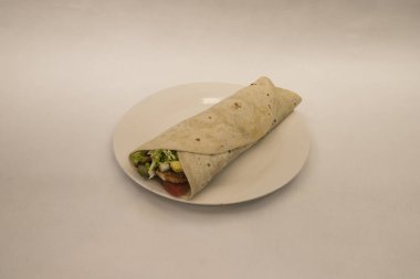 Yeni hazırlanmış yemek / yemek bir restoranda servis edilecek.