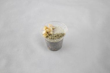 Yeni hazırlanmış yemek / yemek bir restoranda servis edilecek.