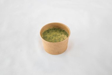 Yeni hazırlanmış yemek / yemek bir restoranda servis edilecek.