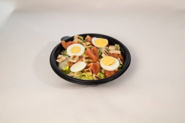 Yeni hazırlanmış yemek / yemek bir restoranda servis edilecek.