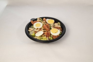 Yeni hazırlanmış yemek / yemek bir restoranda servis edilecek.