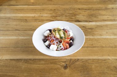 Yeni hazırlanmış yemek / yemek bir restoranda servis edilecek.