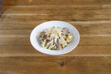 Yeni hazırlanmış yemek / yemek bir restoranda servis edilecek.