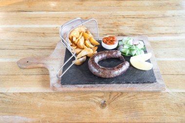 Yeni hazırlanmış yemek / yemek bir restoranda servis edilecek.