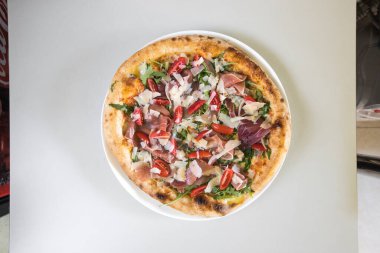 Yeni hazırlanmış yemek / yemek bir restoranda servis edilecek.